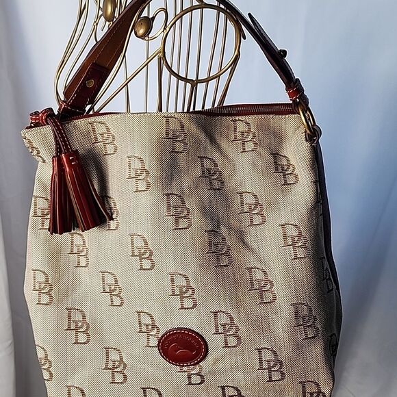 Dooney & Bourke Initial Shoulder Bag Red Accent Gold Tone Hardware Detail - Picture 10 of 11